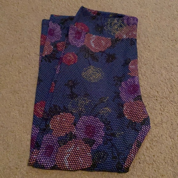 LulaRoe Talk/Curvy Leggings (Roses) - Picture 1 of 3